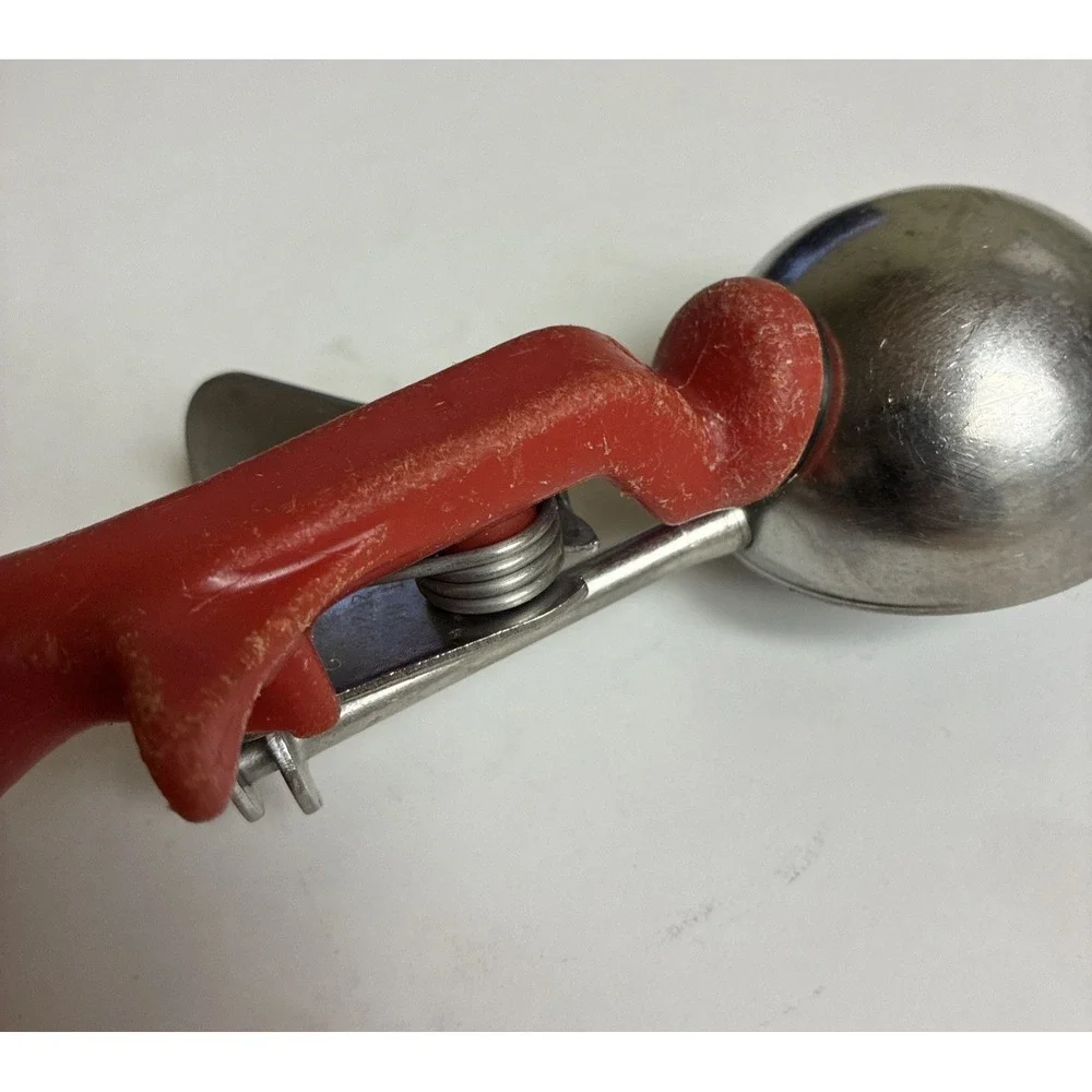 Vollrath Scoop #24 Red 1 1/3 oz Thumb Press Disher Ice Cream Scoop‎ USA Vintage